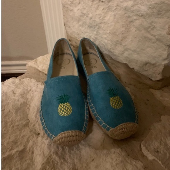 143 Girl - Picture 3 of 7